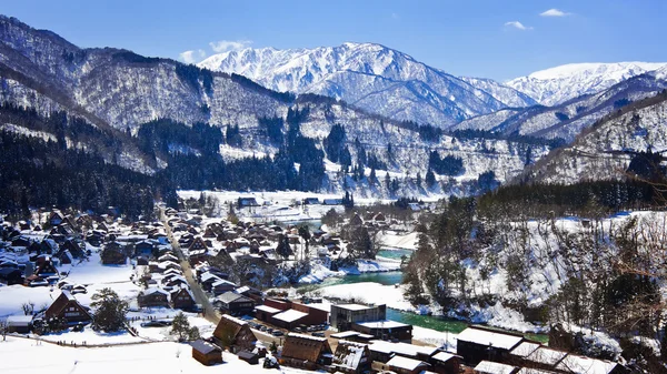 Uitzicht vanuit het gezichtspunt van de shiroyama in ogimachi village in shirakawago — Stockfoto