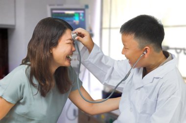 Oğlum bir doktor kontrolü gibi annesi kadar davranır.