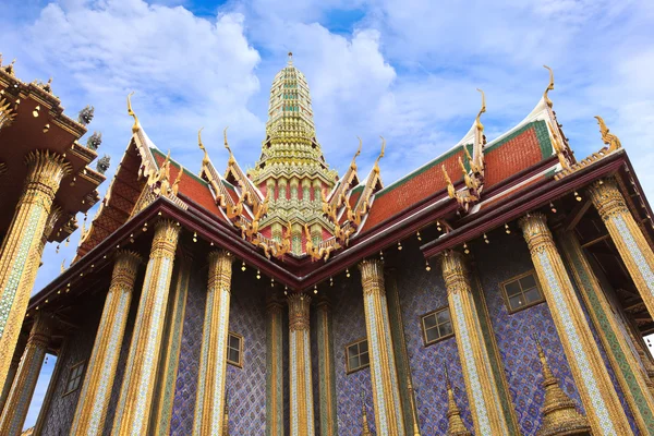 Prasat Phra Thep Bidon (Panteão Real) na área de Wat Phra Kaew — Fotografia de Stock
