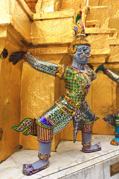 Demon väktare på wat phra kaew, templet av emerald buddha, b — Stockfoto