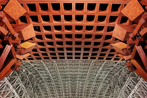 Puerta de madera y estructura metálica en la estación de Kanazawa, Japón — Foto de Stock
