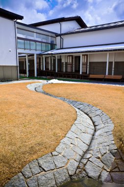 küçük bir Japon bahçesi kanalda