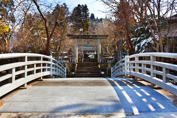 Puente a un santuario en el área del templo de Higashiyama en Hida - Takayama, Japón —  Fotos de Stock