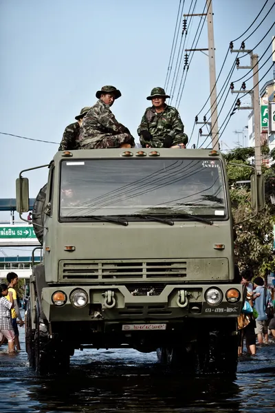 Военный грузовик перевозит группу офицеров, чтобы помочь людям. — стоковое фото