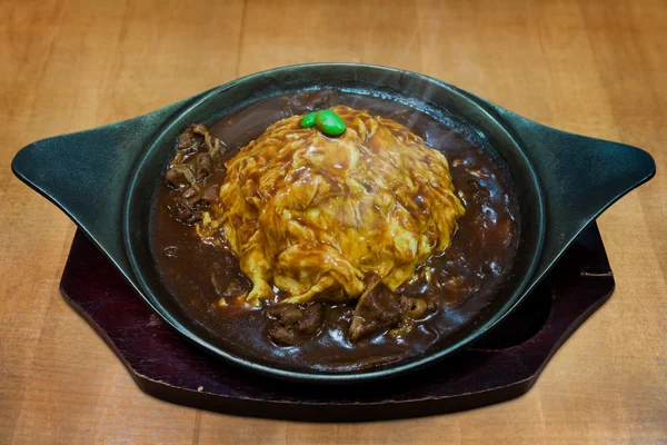 Curry de carne japonesa en una placa de hierro caliente —  Fotos de Stock
