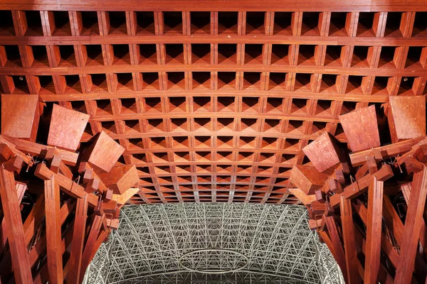 Puerta de madera y estructura metálica de la estación de Kanazawa, Japón — Foto de Stock