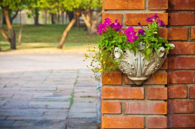 yazı üzerine çiçek