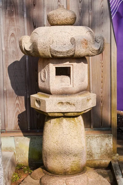 Linterna de piedra en un jardín japonés —  Fotos de Stock