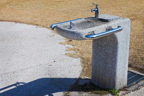Питьевой фонтан в парке — стоковое фото
