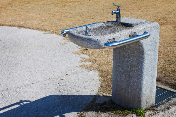 Beber fuente en el parque — Foto de Stock