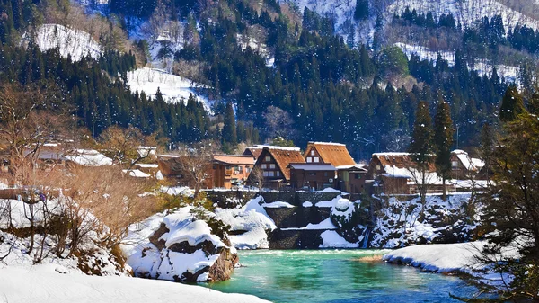 Rivière Shogawa au village d'Ogimachi à Shirakawago — Photo