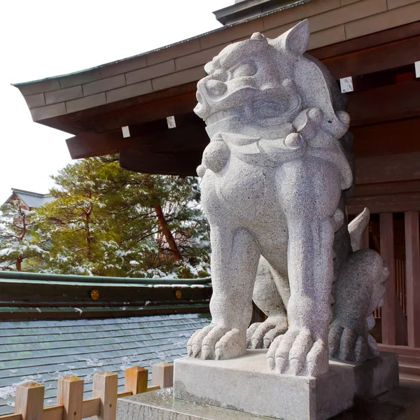 Lejon skulptur på sakurayama hachimangu helgedom hida - takayama, japan — Stockfoto