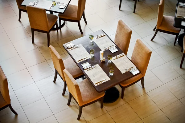 Mesas de comedor en un restaurante — Foto de Stock