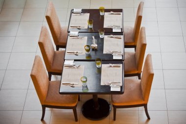 bir restoranda yemek masaları