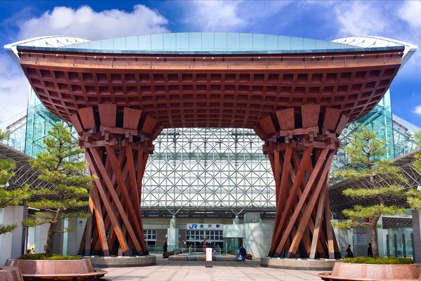 Portão de madeira e estrutura metálica da Estação Kanazawa no Japão — Fotografia de Stock
