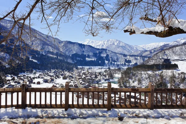 Uitzicht vanuit het gezichtspunt van de shiroyama op ogimachii dorp op shirakawago — Stockfoto