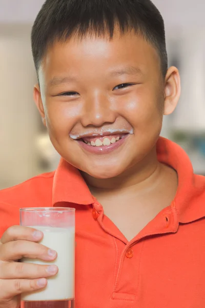 ミルクのガラスを持つアジアの若い男の子 — ストック写真