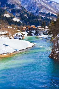 shirakawago'nın ogimachi Köyü'nde shogawa Nehri