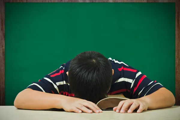 Asiático chico durmiendo en un libro y soñando — Foto de Stock