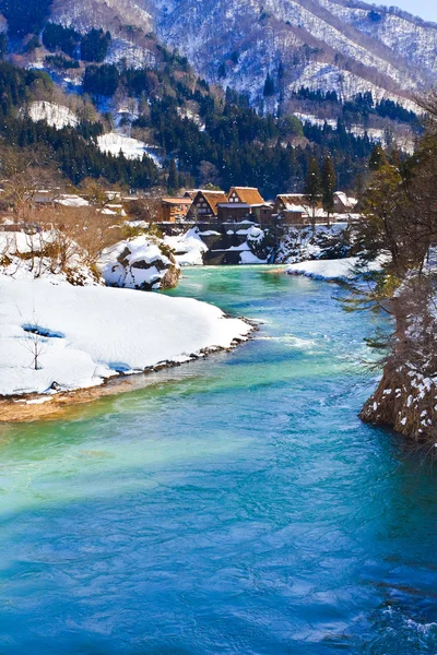 Rivière Shogawa au village d'Ogimachi à Shirakawago — Photo