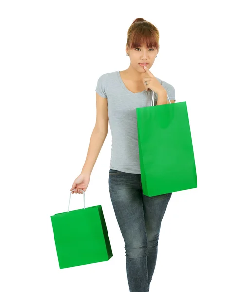 Молодая азиатка с зелеными сумками — стоковое фото