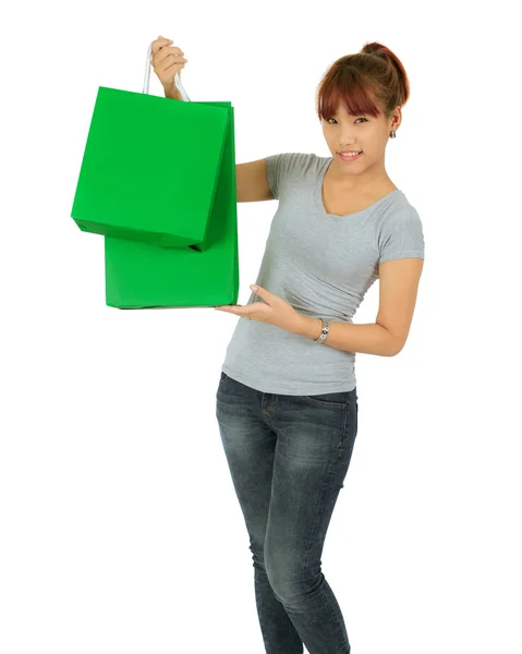 Mujer asiática joven con bolsas de compras verdes —  Fotos de Stock