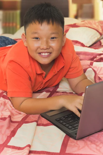 Asiatico ragazzo working su un computer portatile — Foto Stock