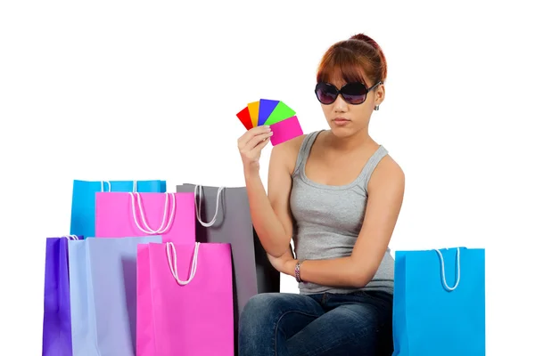 Isolado jovem mulher asiática com sacos de compras coloridos — Fotografia de Stock