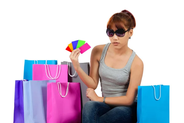 Mujer asiática joven aislada con bolsas de compras coloridas — Foto de Stock