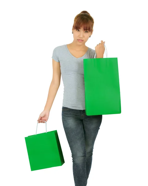 Giovane donna asiatica con borse della spesa verdi — Foto Stock