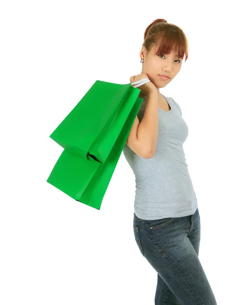 Mujer asiática joven con bolsas de compras verdes —  Fotos de Stock
