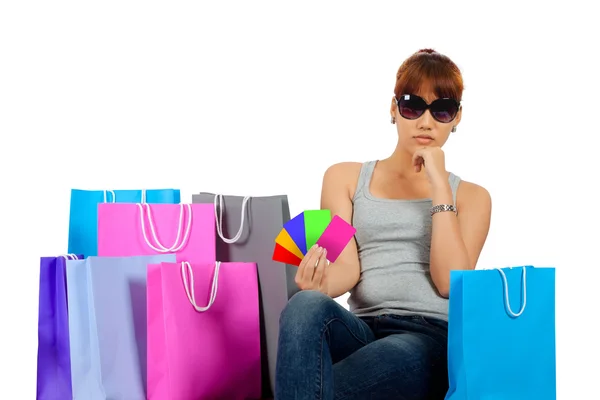 Mujer asiática joven aislada con bolsas de compras coloridas — Foto de Stock