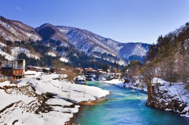 shirakawago'nın ogimachi Köyü'nde shogawa Nehri