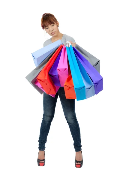 Geïsoleerde jonge Aziatische vrouw met shopping tassen — Stockfoto