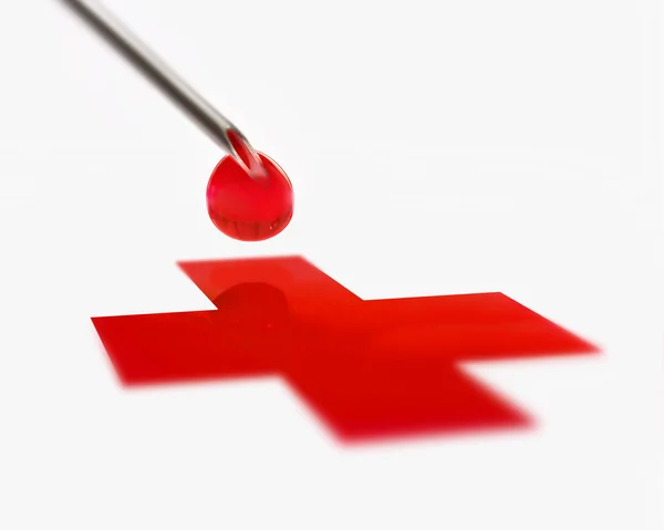 Siringa ipodermica isolata con campione di sangue su bianco — Foto Stock