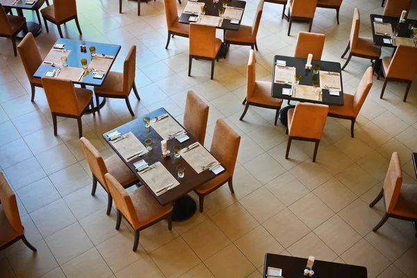 bir restoranda yemek masaları