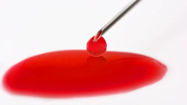 흰색 위에 혈액 샘플 격리 된 피하 주사기 — 스톡 사진