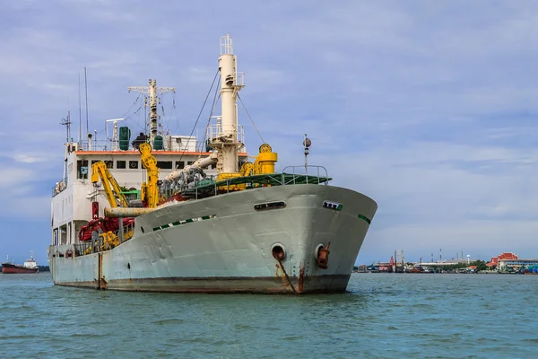 Nákladní loď v řece chao phraya, Thajsko — Stock fotografie