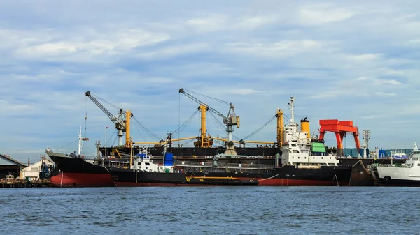 Navires cargo dans la rivière Chao Phraya, Thaïlande — Photo