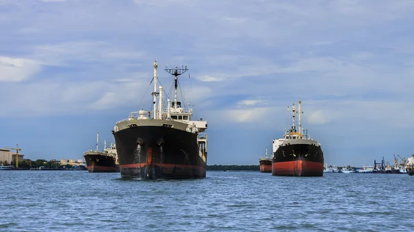 Navi da carico in un fiume — Foto Stock