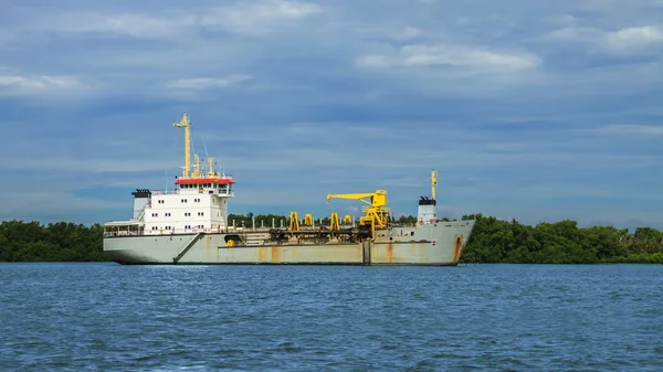 Navi da carico in un fiume — Foto Stock