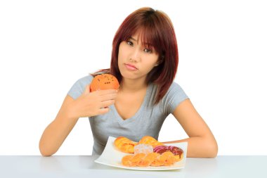 Genç Asyalı kadın bir tabak patates cipsi izole