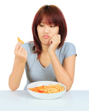 Genç Asyalı kadın bir tabak patates cipsi izole