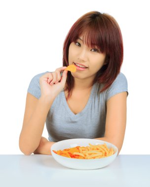 Genç Asyalı kadın bir tabak patates cipsi izole
