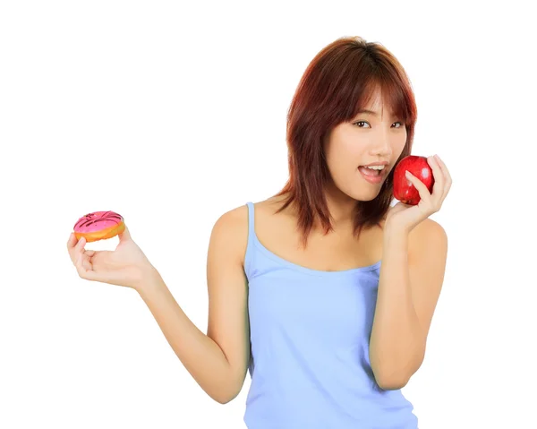 Jeune femme asiatique avec une pomme et un morceau de beignet — Photo