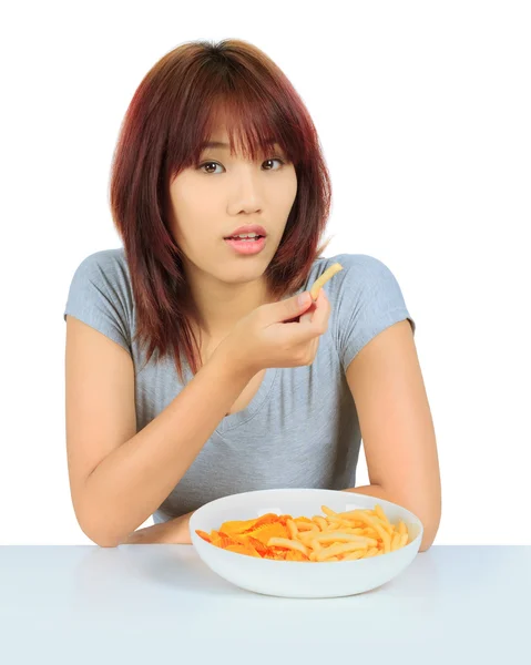 Isolado jovem ásia mulher um prato de batata frita — Fotografia de Stock