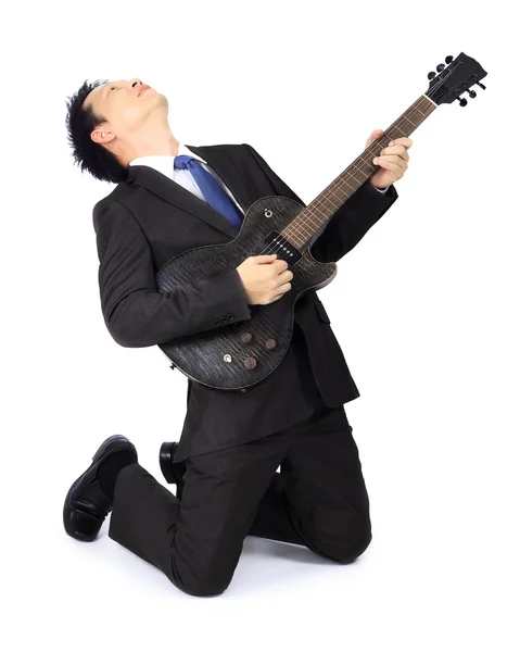 Hombre asiático con una guitarra eléctrica negra — Foto de Stock
