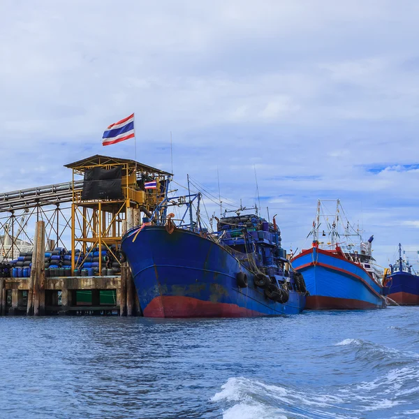 Fiskebåtar i en flod — Stockfoto