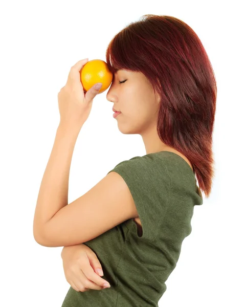 Isolado jovem ásia mulher com um laranja — Fotografia de Stock