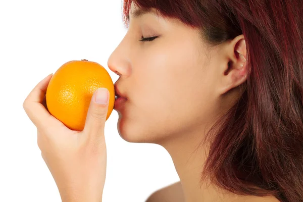 Isolado jovem ásia mulher com um laranja — Fotografia de Stock